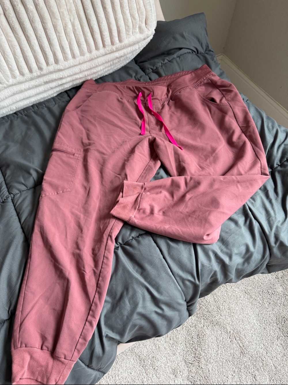 Women’s Figs Mauve Drawstring Jogger Pants